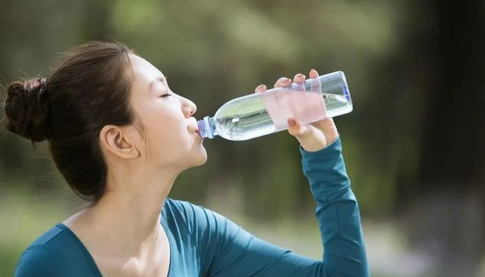 喝水太少可能引起抗压能力差、容易患病，每日喝水不少于2升